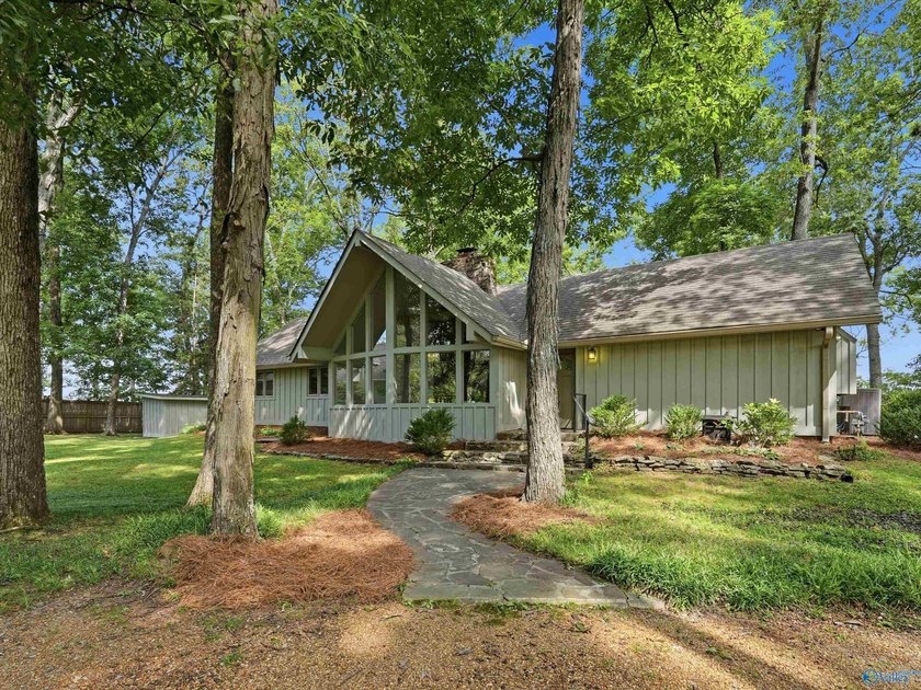 Beautiful waterfront property on Lake Guntersville featuring 4 - photo 3