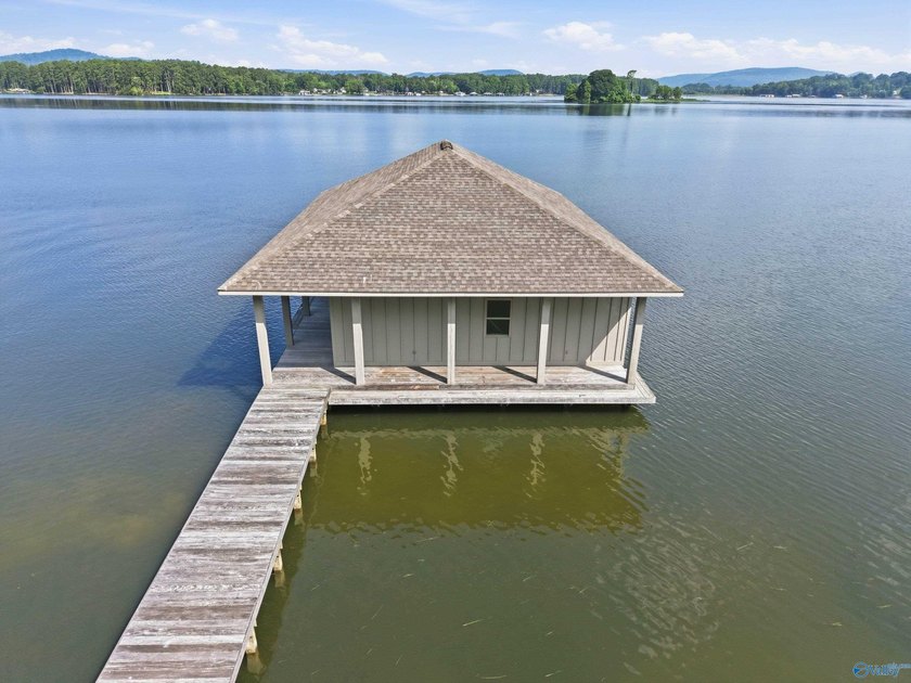 Beautiful waterfront property on Lake Guntersville featuring 4 - photo 4