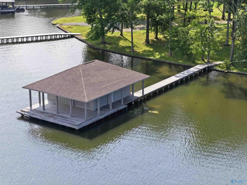 Beautiful waterfront property on Lake Guntersville featuring 4 - photo 6