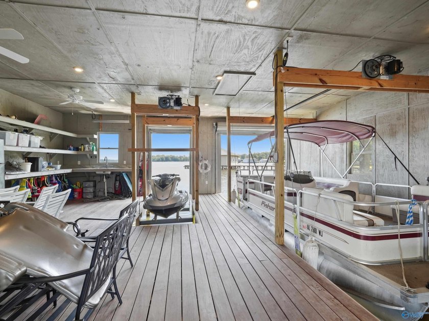 Beautiful waterfront property on Lake Guntersville featuring 4 - photo 8