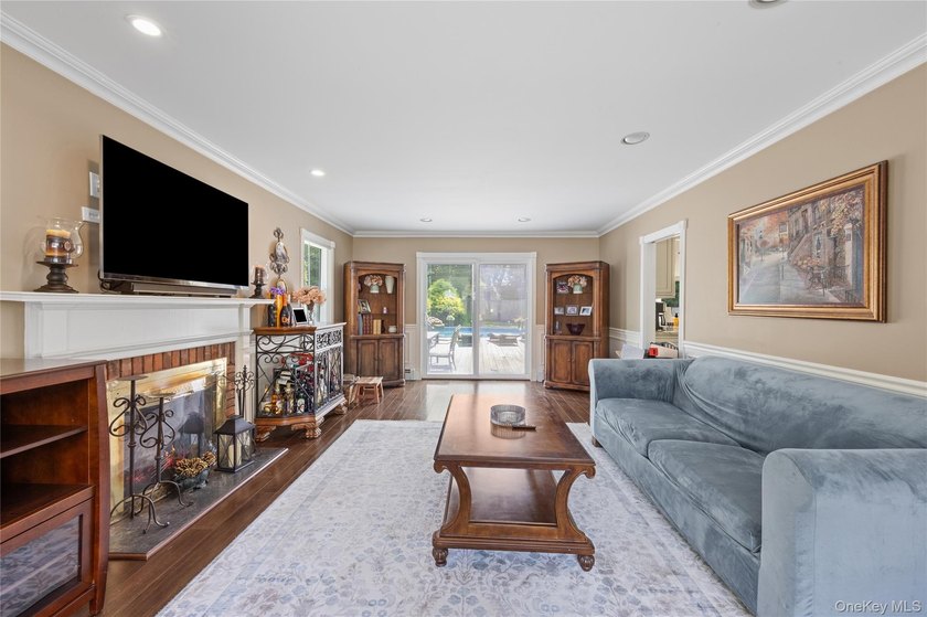 Welcome to this beautifully maintained 5-bedroom, 3.5-bath home - photo 3