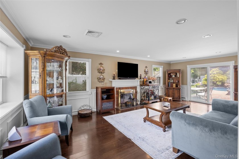 Welcome to this beautifully maintained 5-bedroom, 3.5-bath home - photo 4