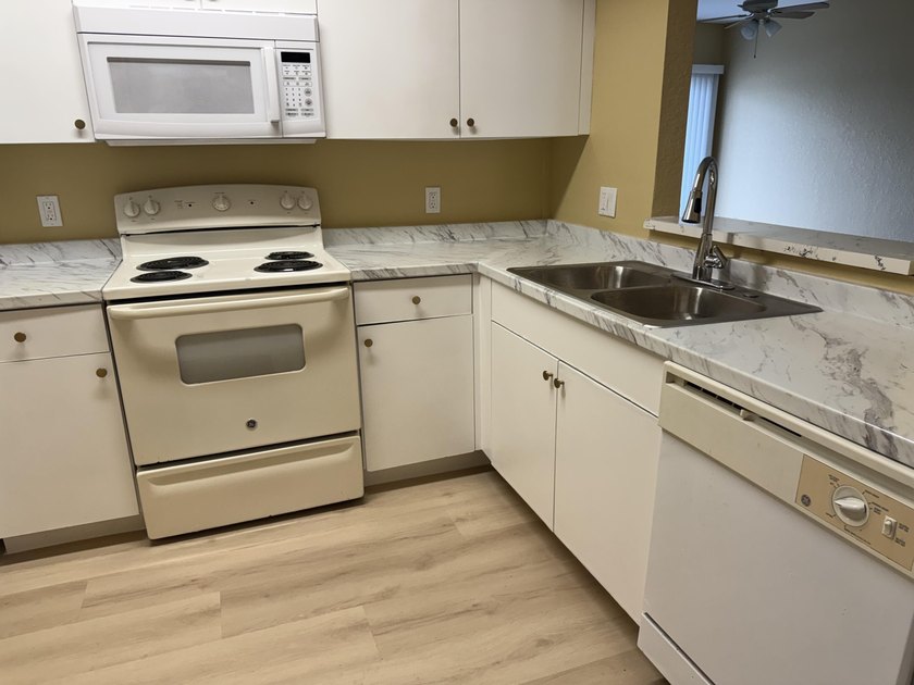 NEWLY RENOVATED KITCHEN. UPDATED BATHROOMS. NEW WINDOW - photo 3