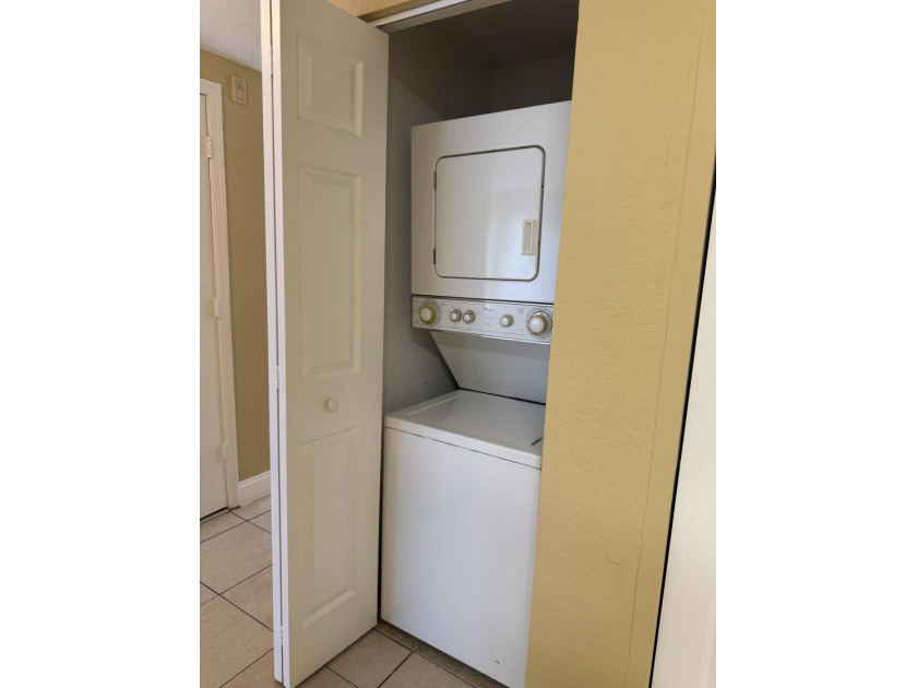 NEWLY RENOVATED KITCHEN. UPDATED BATHROOMS. NEW WINDOW - photo 4