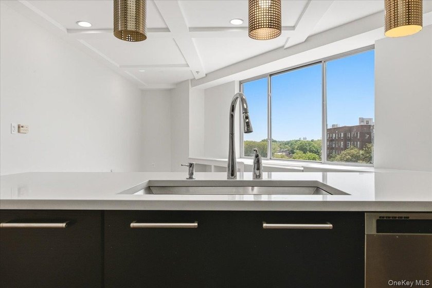 Welcome to this spacious and beautifully maintained 1-bedroom - photo 8