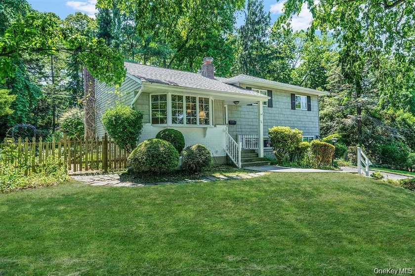 Welcome to 34 Grist Mill Ln. located in the desirable Halesite - photo 3