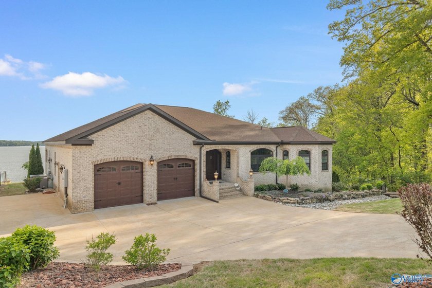 Stunning custom-built 3-bedroom, 2 bath home with beautiful - photo 3