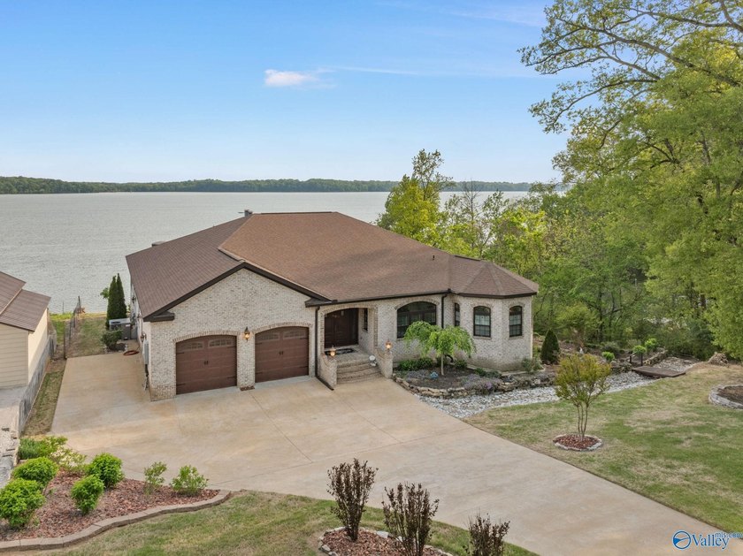 Stunning custom-built 3-bedroom, 2 bath home with beautiful - photo 4