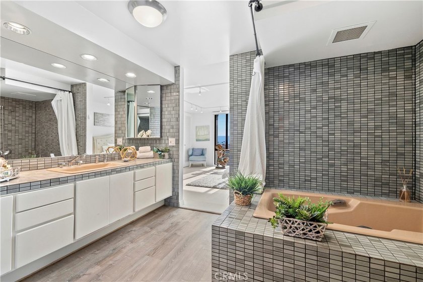 601 Lido Park Drive Building is the ultimate in elegance. This - photo 12