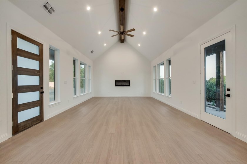 ASSUMABLE VA LOAN AVAILABLE! Buyers do not have to be veterans - photo 2