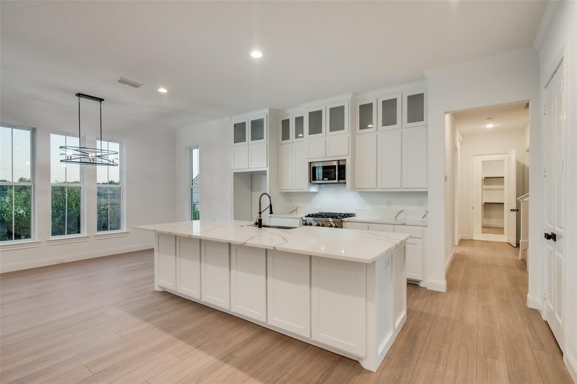 ASSUMABLE VA LOAN AVAILABLE! Buyers do not have to be veterans - photo 3