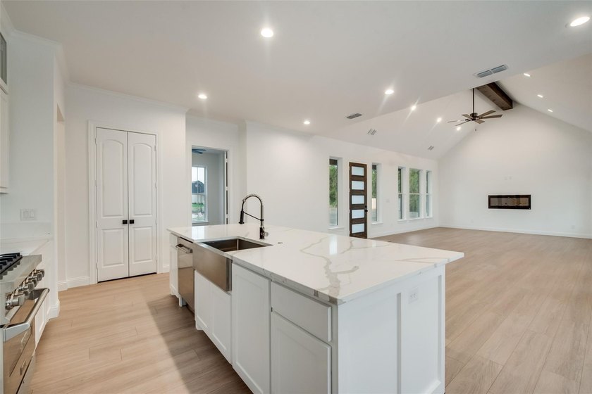 ASSUMABLE VA LOAN AVAILABLE! Buyers do not have to be veterans - photo 4