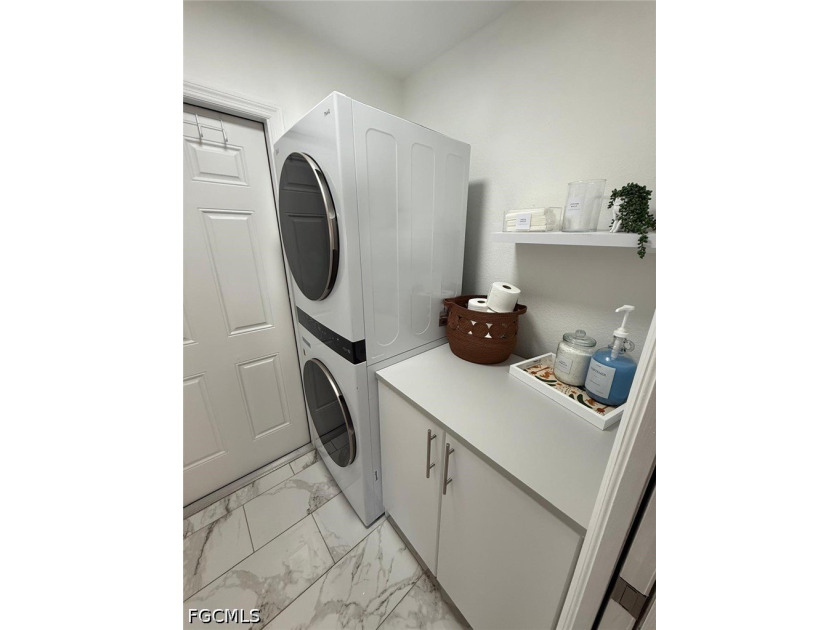 Welcome to this charming home located in the heart of Cape Coral - photo 8