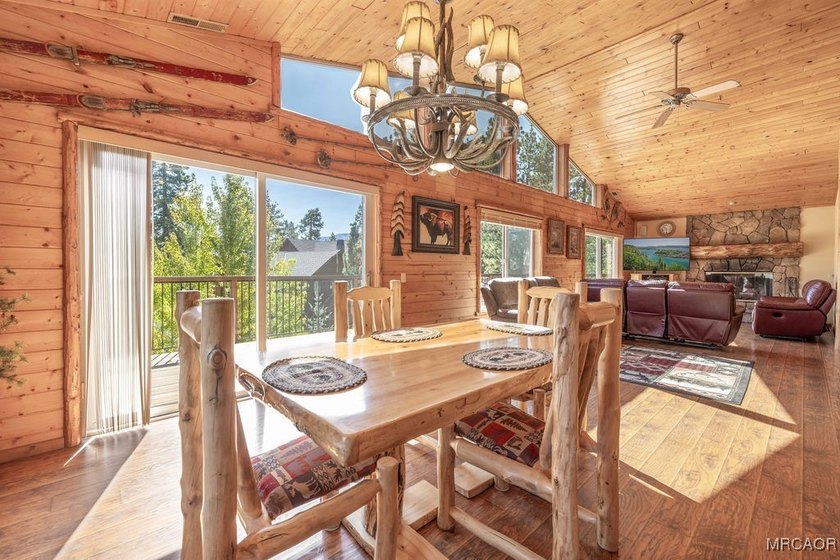 Beautiful Log-Style Mountain Home in prime Castle Glen Big Bear - photo 17