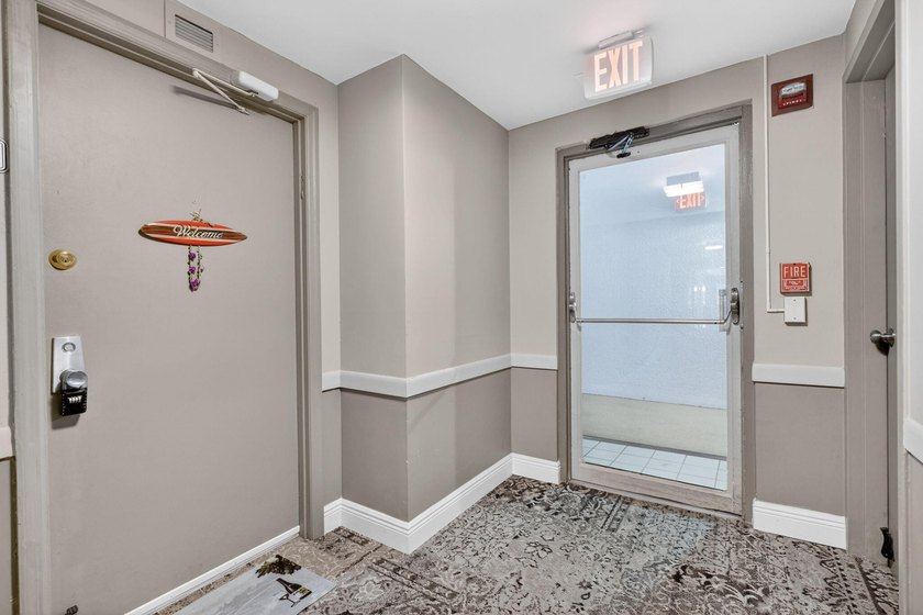 Renovated &amp; thoughtfully designed, bright corner 1/1 in Old Port - photo 3