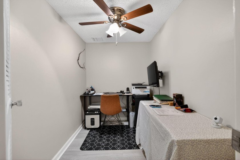 Renovated &amp; thoughtfully designed, bright corner 1/1 in Old Port - photo 4