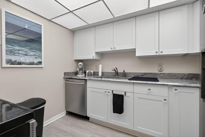 Renovated &amp; thoughtfully designed, bright corner 1/1 in Old Port - photo 7