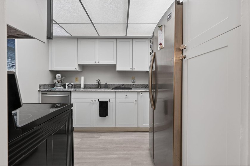 Renovated &amp; thoughtfully designed, bright corner 1/1 in Old Port - photo 9