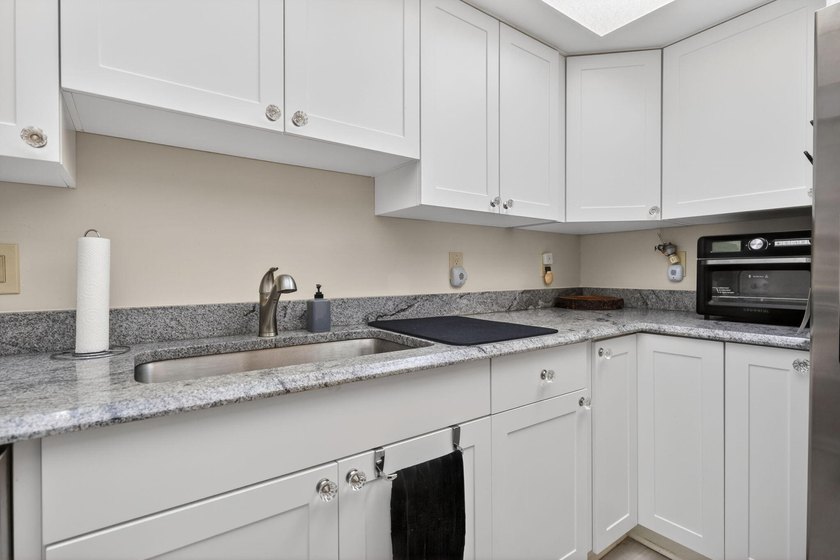 Renovated &amp; thoughtfully designed, bright corner 1/1 in Old Port - photo 10