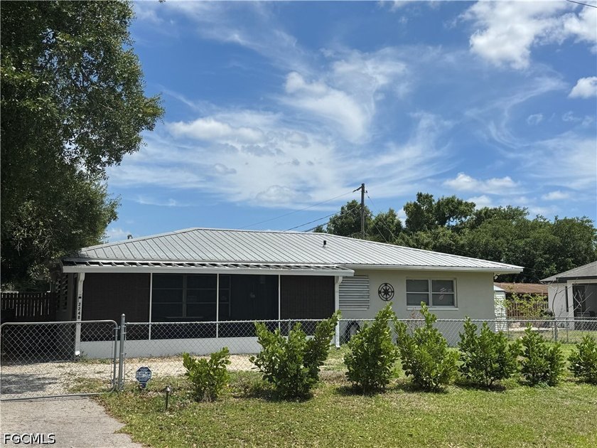 Beautiful corner lot in a well established neighborhood, waking - photo 3