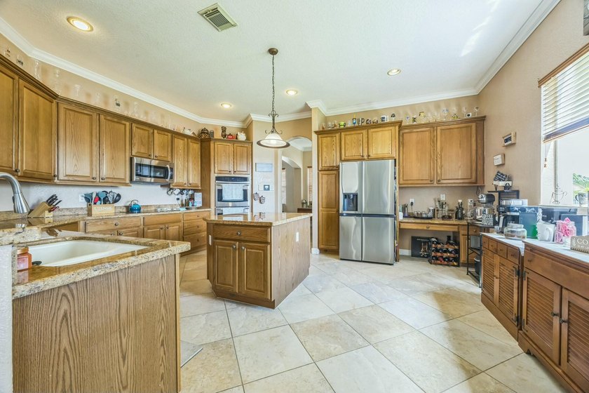 MOTIVATED SELLER! Rare opportunity to own the only 6-bedroom - photo 11