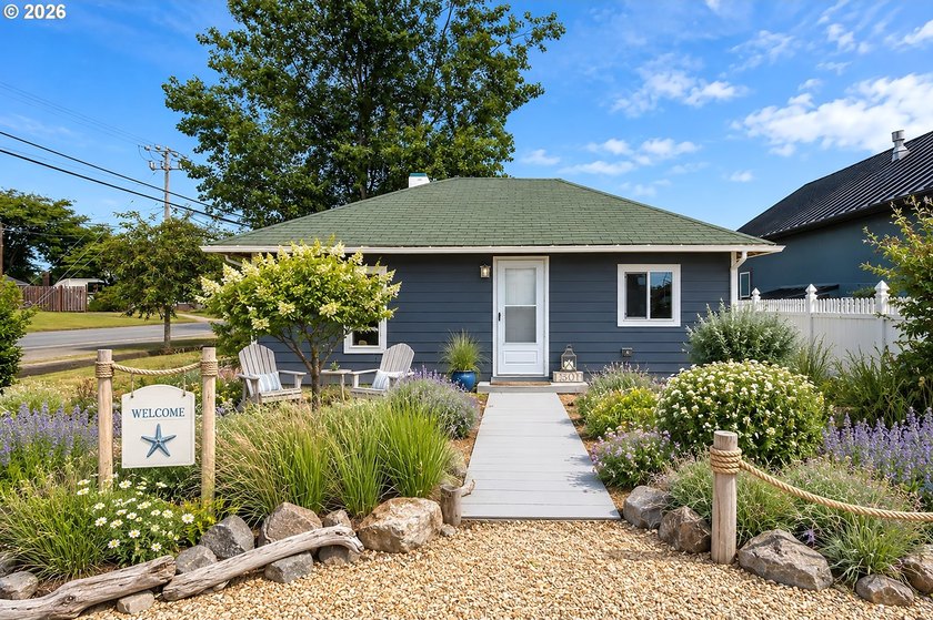 Adorable coastal cabin just steps from the ocean! This charming - photo 2