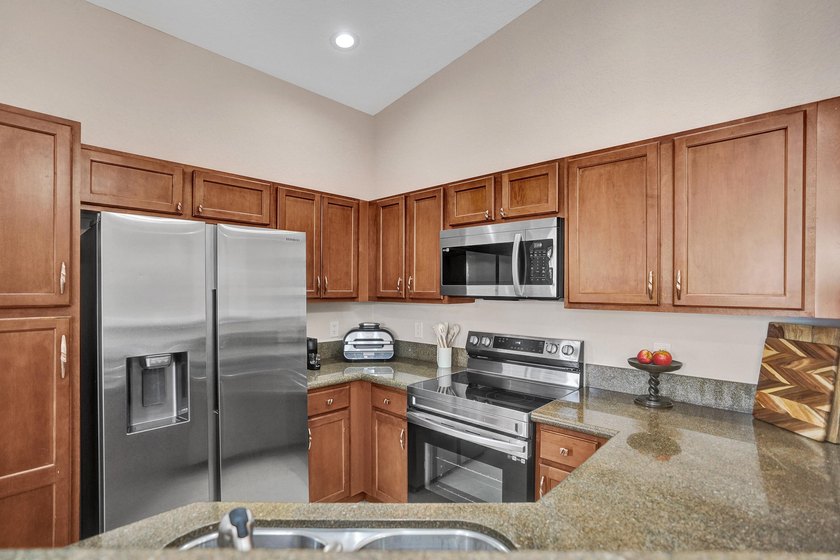 Motivated seller! This move-in-ready 2-bedroom, 2-bath townhome - photo 3