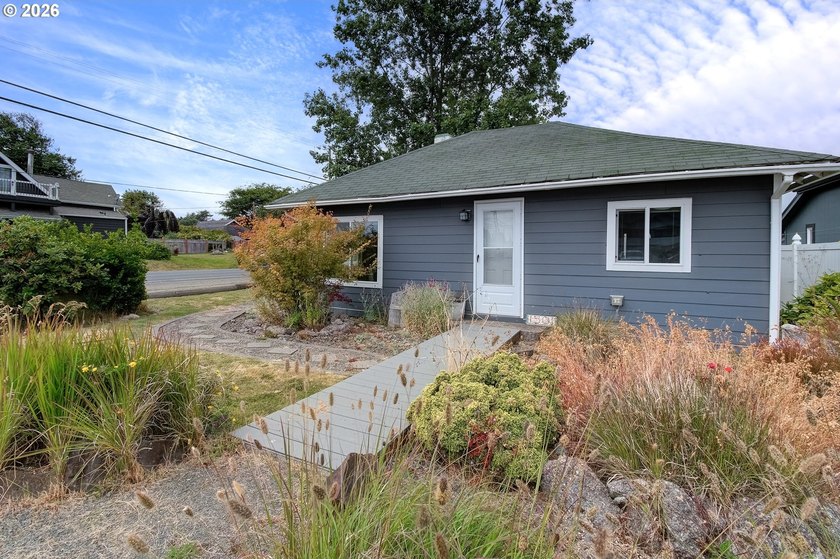 Adorable coastal cabin just steps from the ocean! This charming - photo 3