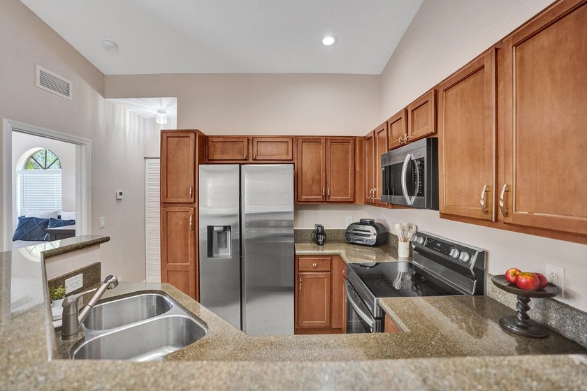 Motivated seller! This move-in-ready 2-bedroom, 2-bath townhome - photo 4