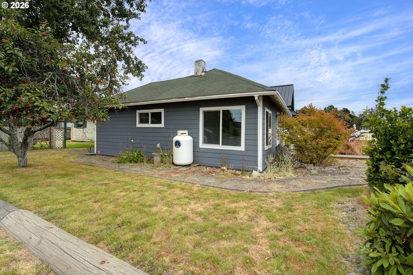 Adorable coastal cabin just steps from the ocean! This charming - photo 5