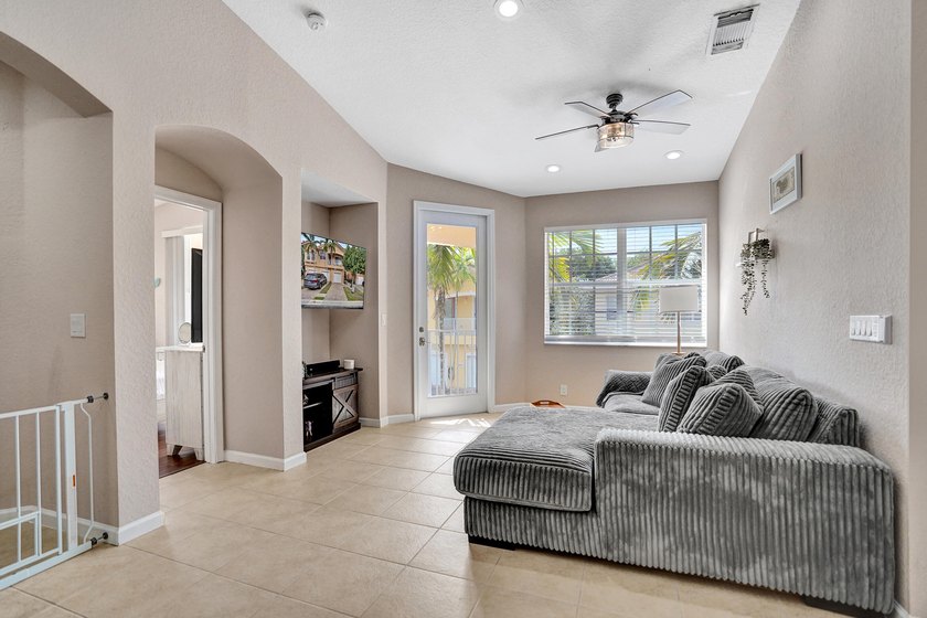 Motivated seller! This move-in-ready 2-bedroom, 2-bath townhome - photo 8