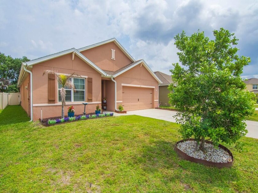 Welcome to Your Dream Home! Step into luxury with this stunning - photo 3