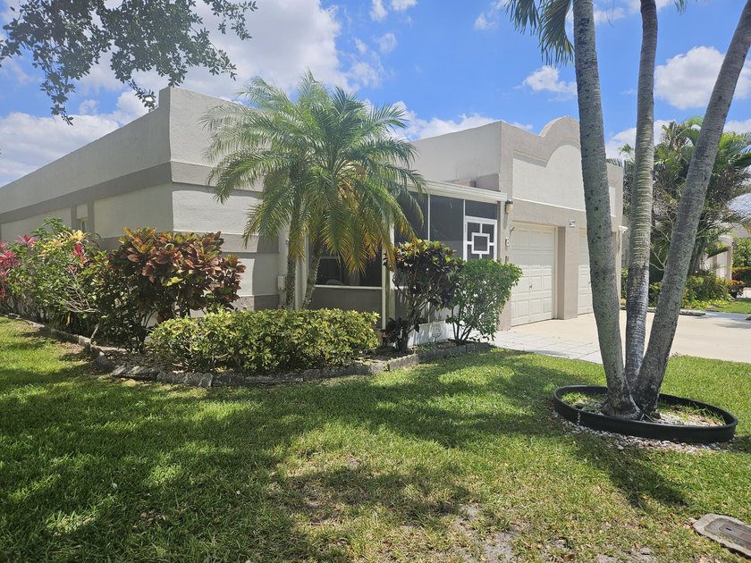 REDUCED! READY TO SELL! BESTLOCATION!! Corner unit w/garage on - photo 2