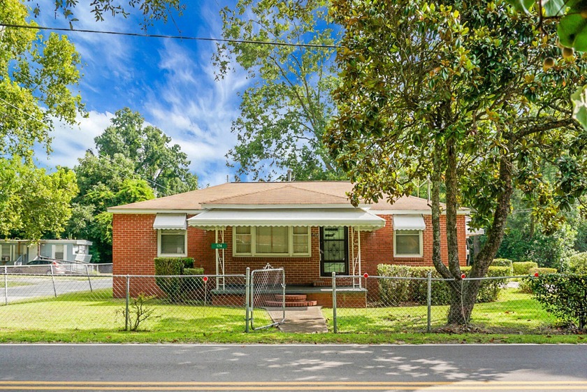 Here's your chance to own a beautiful brick home on a spacious - photo 2