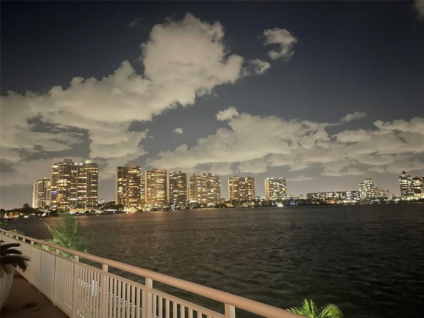 Beautiful 2/2 with unbelievable Intercoastal views right outside - photo 17