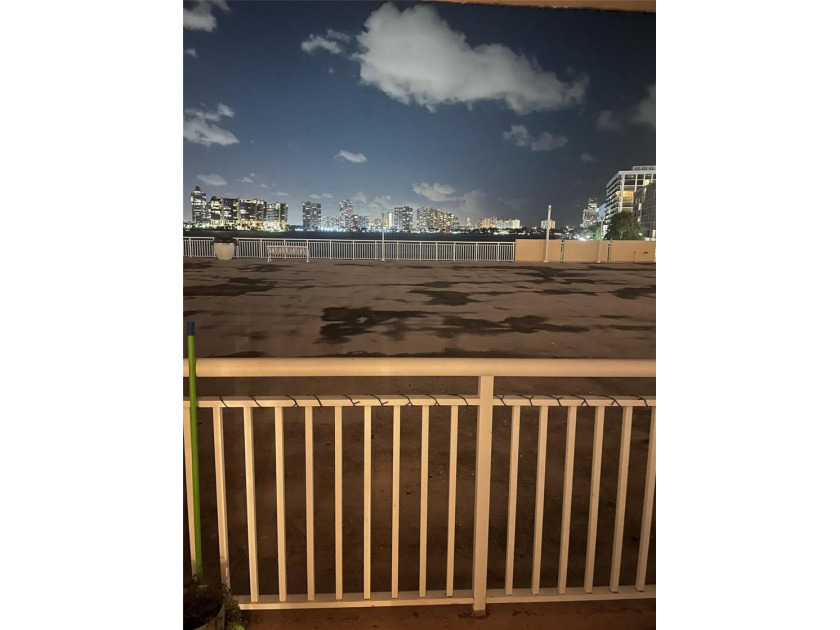 Beautiful 2/2 with unbelievable Intercoastal views right outside - photo 19