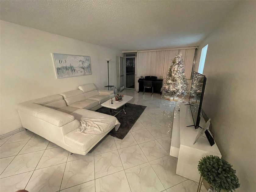 Beautiful 2/2 with unbelievable Intercoastal views right outside - photo 21
