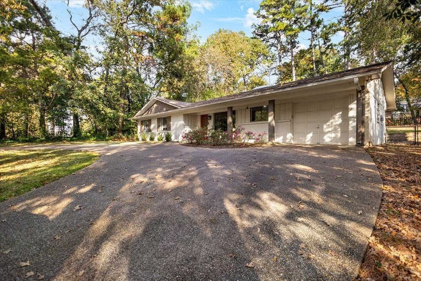 Welcome to a lake view haven where four bedrooms, three baths - photo 3