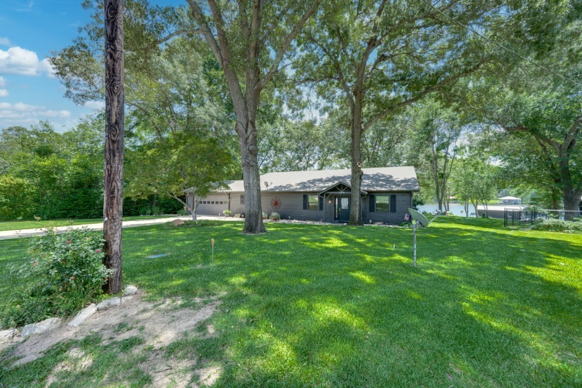 Lake Palestine Waterfront Retreat | 200' of Shoreline &amp; Boathouse - photo 2