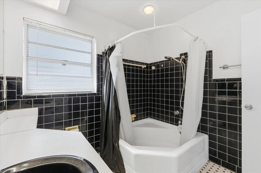 Welcome to 1408 New Jersey Road, a 2-bedroom, 1-bath home - photo 35