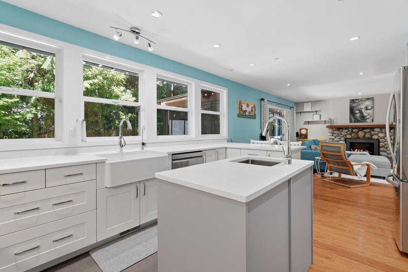 Welcome to this beautifully renovated home in the heart of Ocean - photo 15