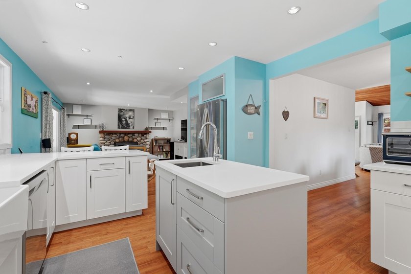 Welcome to this beautifully renovated home in the heart of Ocean - photo 16