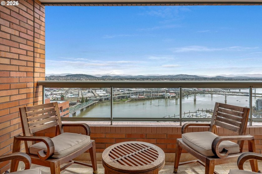 On the 24th floor of Fountain Plaza, this stunning residence - photo 17