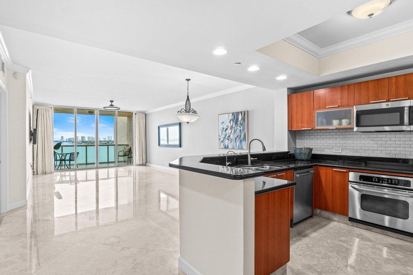 7th floor 3BR/3BA overlooking the Intracoastal, impact glass - photo 3
