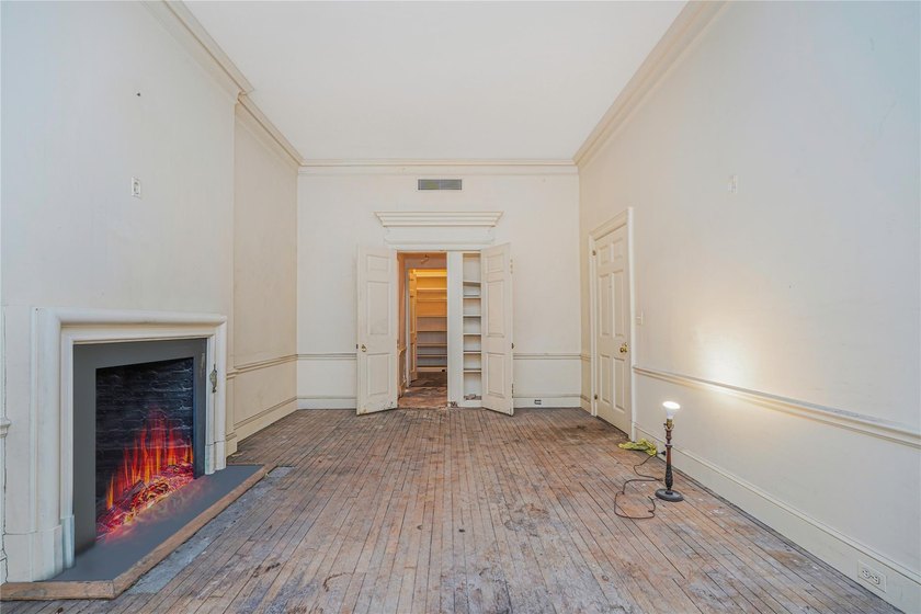 This unique office space, located on the 1st floor, offers the - photo 5