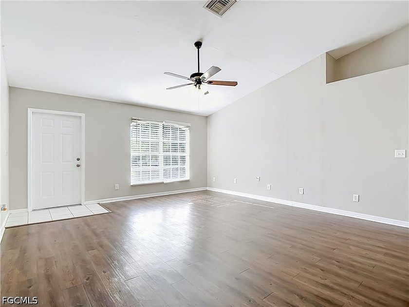 Discover this well-maintained 3-bedroom, 2-bathroom home - photo 5