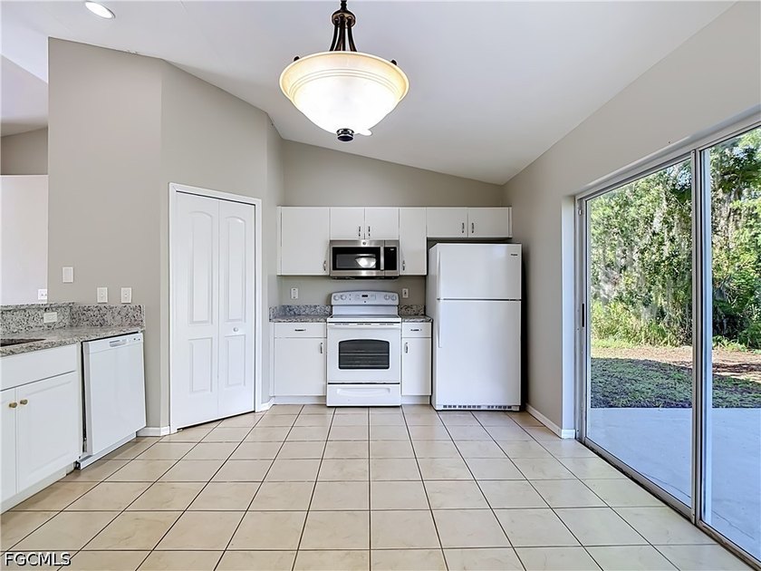Discover this well-maintained 3-bedroom, 2-bathroom home - photo 7