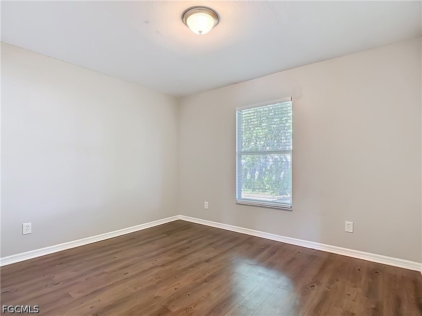 Discover this well-maintained 3-bedroom, 2-bathroom home - photo 10