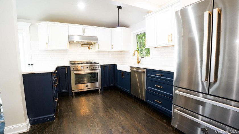 Built in 1913, this charming Colonial blends timeless character - photo 3