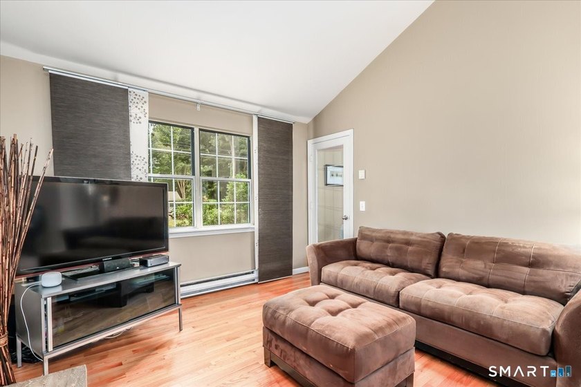 PERFECT SIZE- UPDATED-IMMACULATE! Immaculate and exceptionally - photo 12